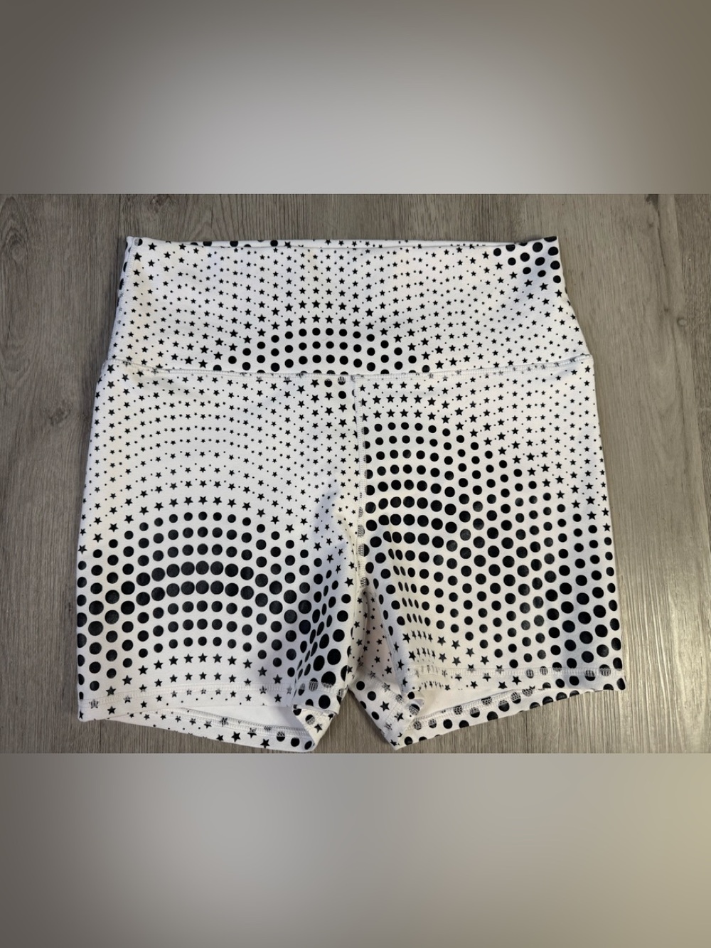 Fabletics Women’s White And Black Star And Dot Pattern Biker Athletic Shorts M